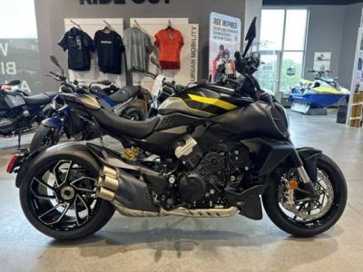 2026 Ducati DIAVEL V4 — front three-quarter view