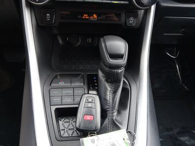 2025 Toyota RAV4 - Photo 15