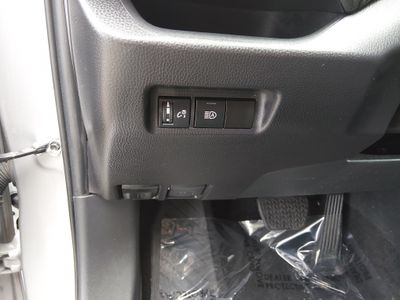 2025 Toyota RAV4 - Photo 13
