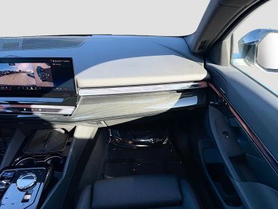 2024 BMW 5 Series — photo 19 view