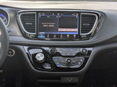 2026 Chrysler Pacifica — photo 19 view
