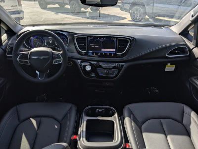 2026 Chrysler Pacifica — photo 16 view