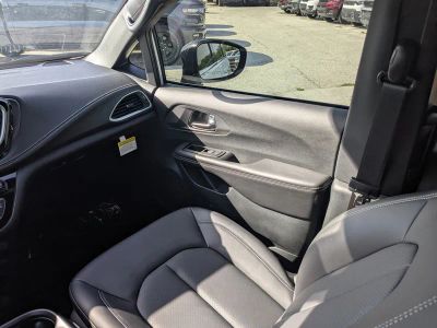 2026 Chrysler Pacifica — photo 18 view
