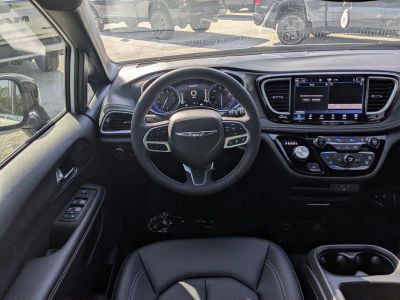 2026 Chrysler Pacifica — photo 17 view