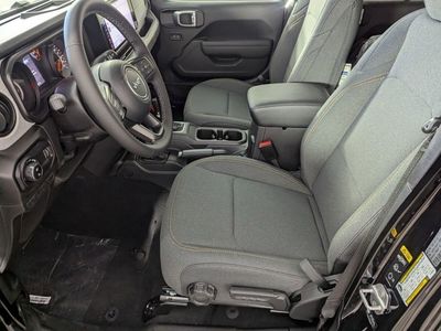 2026 Jeep Gladiator — photo 10 view