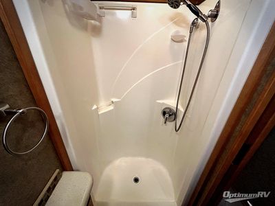 2016 Winnebago Adventurer - Photo 16