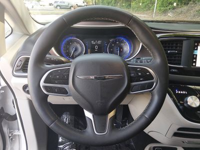 2023 Chrysler Voyager — photo 12 view