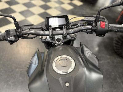 2025 Honda CB300R - Photo 7