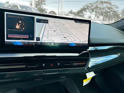 2025 BMW 5 Series — photo 12 view