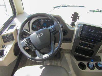 2023 Thor Motor Coach HURRICANE - Photo 2