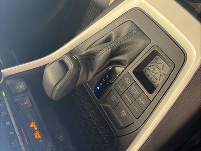 2025 Toyota RAV4 XLE - Photo 13