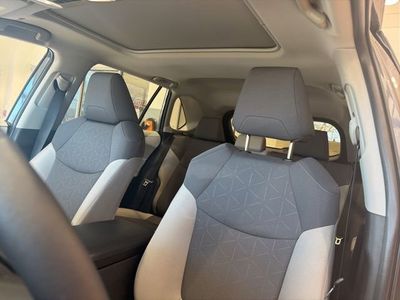 2025 Toyota RAV4 XLE - Photo 12