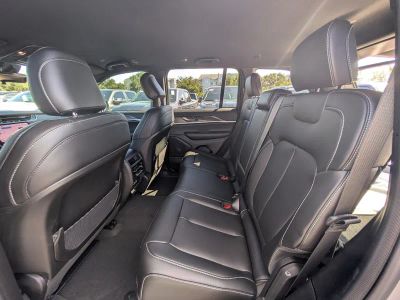 2025 Jeep Grand Cherokee — photo 12 view