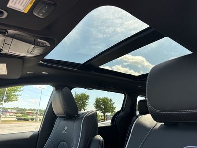 2025 Chrysler Pacifica — photo 12 view