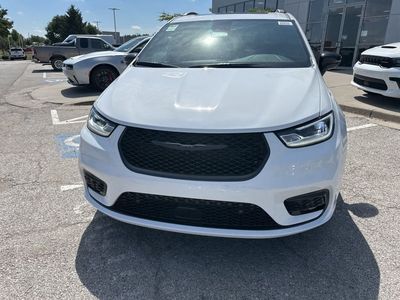 2025 Chrysler Pacifica — photo 7 view