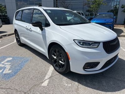 2025 Chrysler Pacifica RUCT53 — front three-quarter view