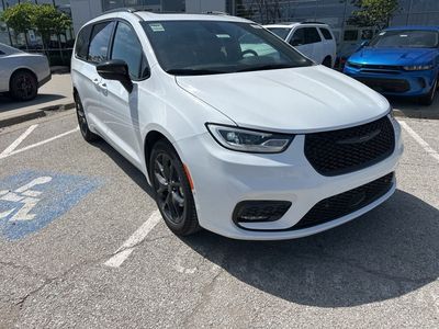 2025 Chrysler Pacifica — side profile view