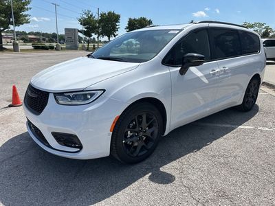 2025 Chrysler Pacifica — photo 11 view