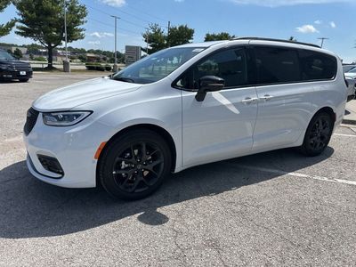 2025 Chrysler Pacifica — photo 9 view