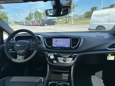 2025 Chrysler Pacifica — photo 13 view