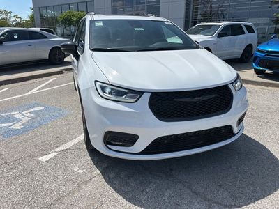 2025 Chrysler Pacifica — detail view
