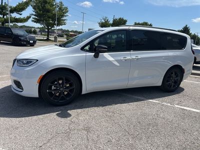 2025 Chrysler Pacifica — photo 10 view
