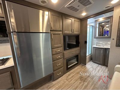 2024 Thor Motor Coach Magnitude - Photo 23