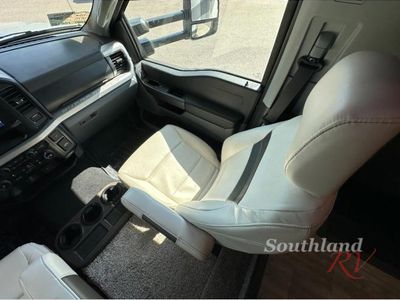 2024 Thor Motor Coach Magnitude - Photo 16