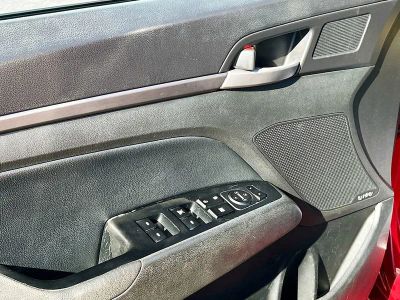 2017 Hyundai Elantra — photo 18 view