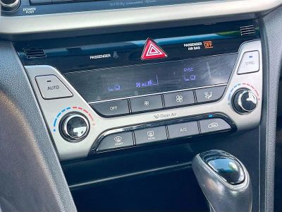 2017 Hyundai Elantra — photo 16 view