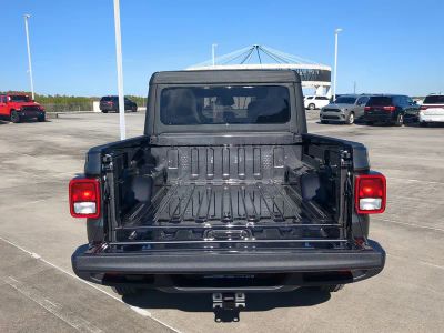 2026 Jeep Gladiator — photo 14 view