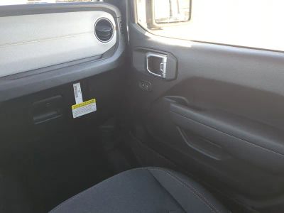 2026 Jeep Gladiator — photo 18 view