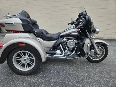 2018 Harley-Davidson® FLHTCUTG - Tri Glide® Ultra — front three-quarter view