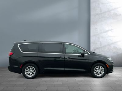2023 Chrysler Pacifica — photo 7 view