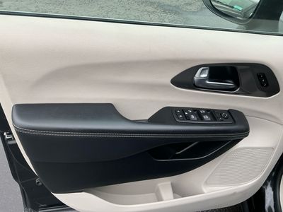 2023 Chrysler Pacifica — photo 15 view