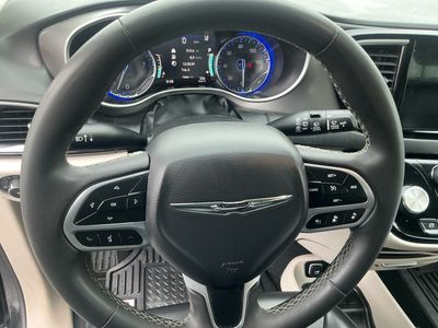 2023 Chrysler Pacifica — photo 13 view