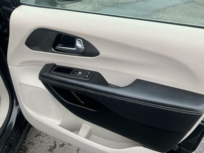 2023 Chrysler Pacifica — photo 21 view