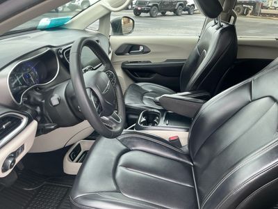 2023 Chrysler Pacifica — photo 9 view