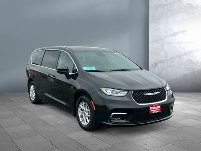 2023 Chrysler Pacifica — photo 8 view