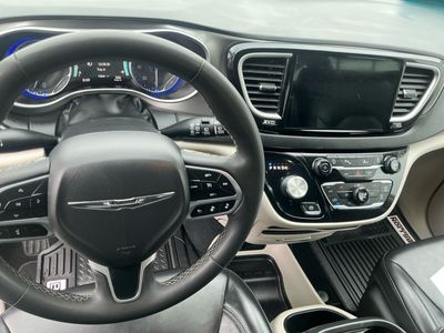 2023 Chrysler Pacifica — photo 14 view