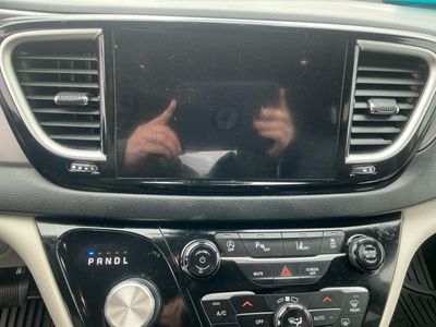 2023 Chrysler Pacifica — photo 11 view