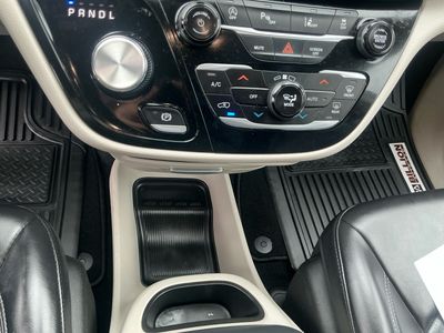 2023 Chrysler Pacifica — photo 12 view