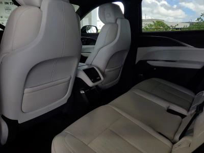 2024 Cadillac LYRIQ — photo 10 view
