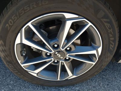 2024 Kia Forte - Photo 10