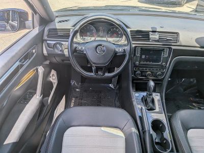 2018 Volkswagen Passat — photo 17 view