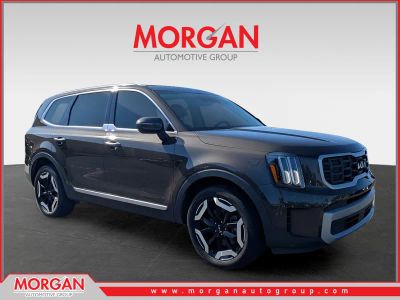 2023 Kia Telluride S in Green — front three-quarter view