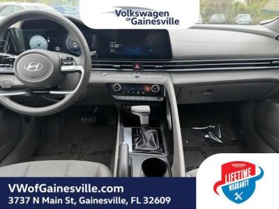 2024 Hyundai Elantra — photo 11 view