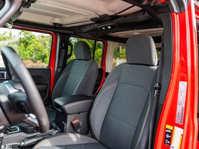 2025 Jeep Wrangler - Photo 25
