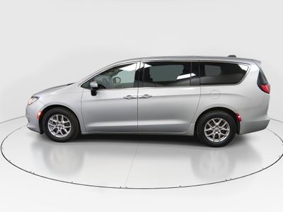 2023 Chrysler Voyager - Photo 4