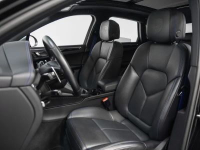 2023 Porsche Macan — detail view